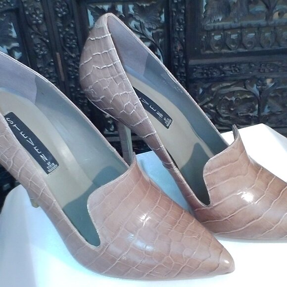 Womens Tan Pumps, size 10 - Picture 2 of 6